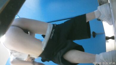 最新流出魔手外购精品厕拍艺校蓝门女厕偷拍长的像李嘉欣的靓妹来月事换卫生巾 (1)